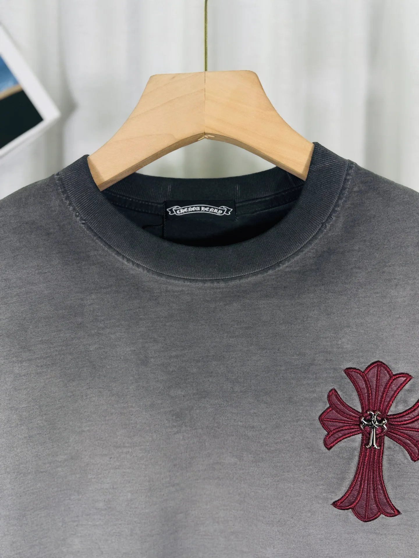 P260 ch high version Chrome Hearts 2025 new autumn and winter cross patch washed spray horse slip leather long-sleeved T-shirt, fabric: 26 double yarns, 320 grams weight, Angora red thread weaving, heavy wash water ➕ fried color + spray horse slip printing process: patch embroidery, secondary color spray horse slip process Color: charcoal gray Size: S M L XL Style number: 5176